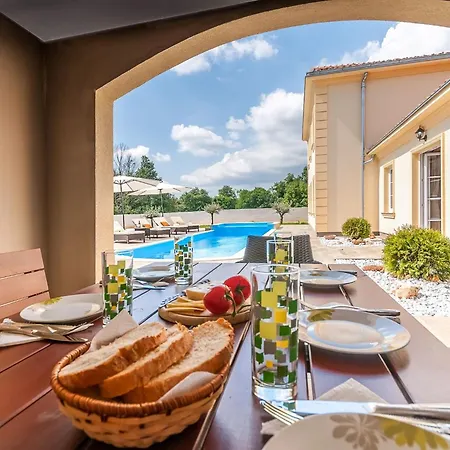 Vakantiehuis Jakov By Interhome