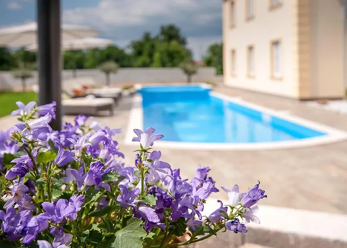 Jakov By Interhome * Rojnici